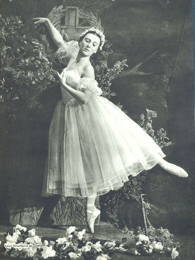 The Bolshoi Theatre Ballet Антикварное издание Сохранность: Хорошая Издательство: Издательство литературы на иностранных языках, 1956 г Твердый переплет, 176 стр инфо 9114g.